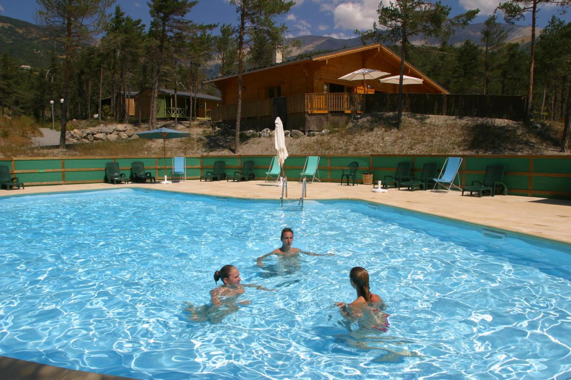 Parc Residentiel De Loisir : Le Loup Blanc Du Riou Hotel Barcelonnette Bagian luar foto