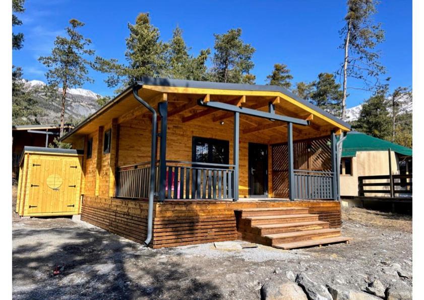 Parc Residentiel De Loisir : Le Loup Blanc Du Riou Hotel Barcelonnette Bagian luar foto