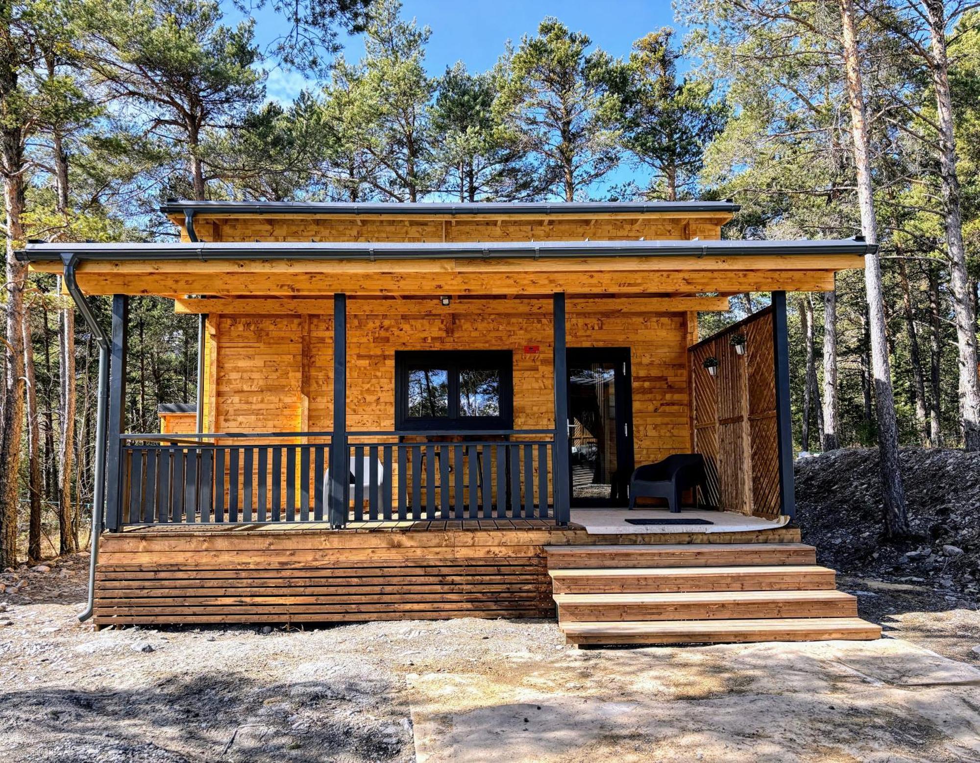Parc Residentiel De Loisir : Le Loup Blanc Du Riou Hotel Barcelonnette Bagian luar foto