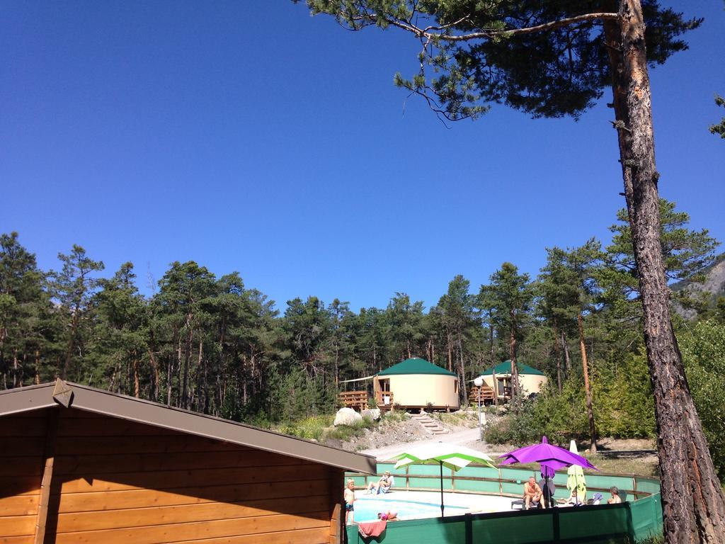 Parc Residentiel De Loisir : Le Loup Blanc Du Riou Hotel Barcelonnette Bagian luar foto