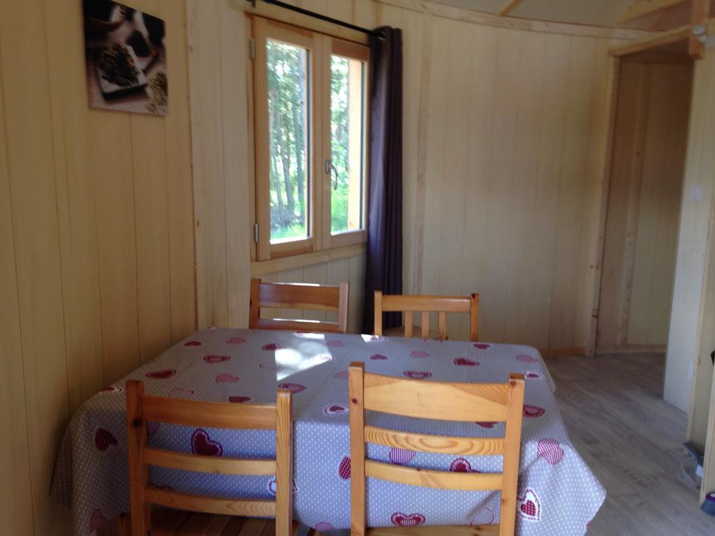Parc Residentiel De Loisir : Le Loup Blanc Du Riou Hotel Barcelonnette Bagian luar foto