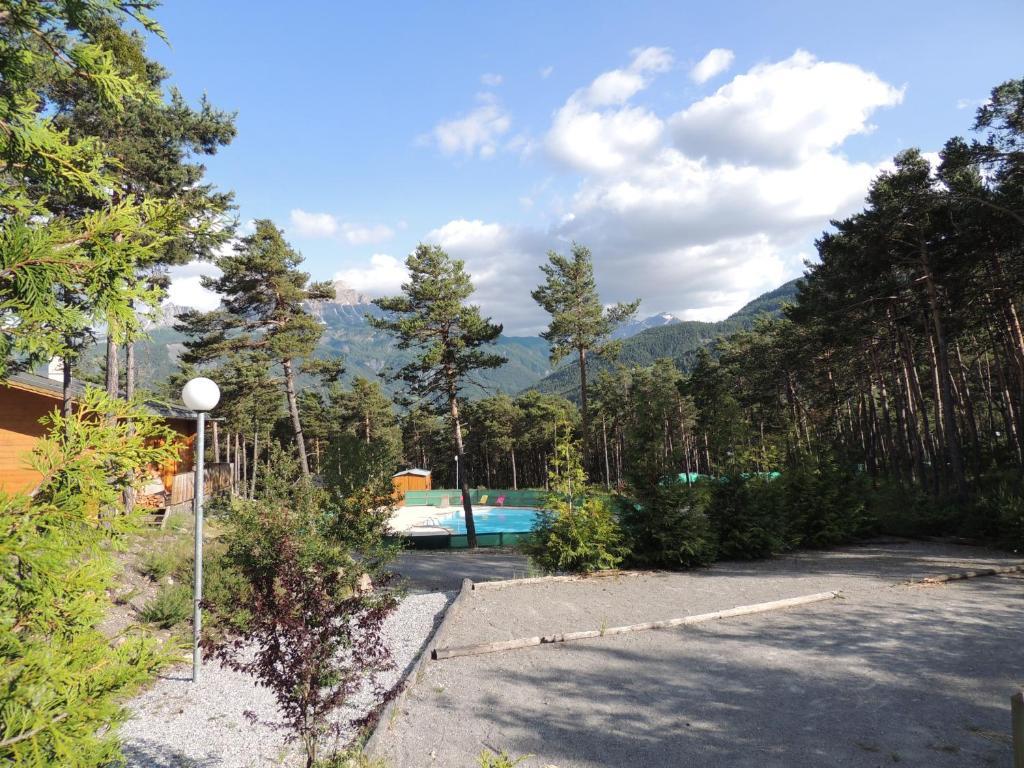 Parc Residentiel De Loisir : Le Loup Blanc Du Riou Hotel Barcelonnette Bagian luar foto