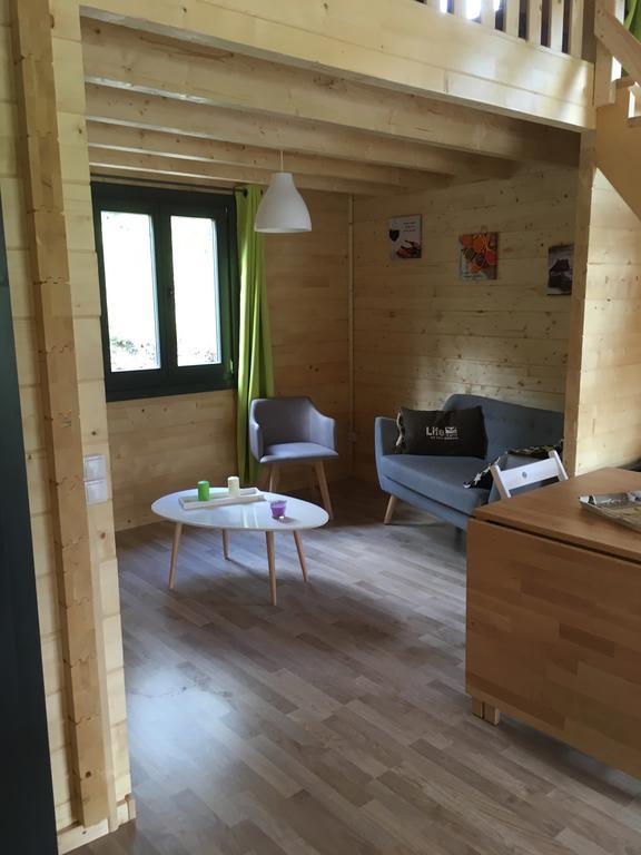 Parc Residentiel De Loisir : Le Loup Blanc Du Riou Hotel Barcelonnette Bagian luar foto