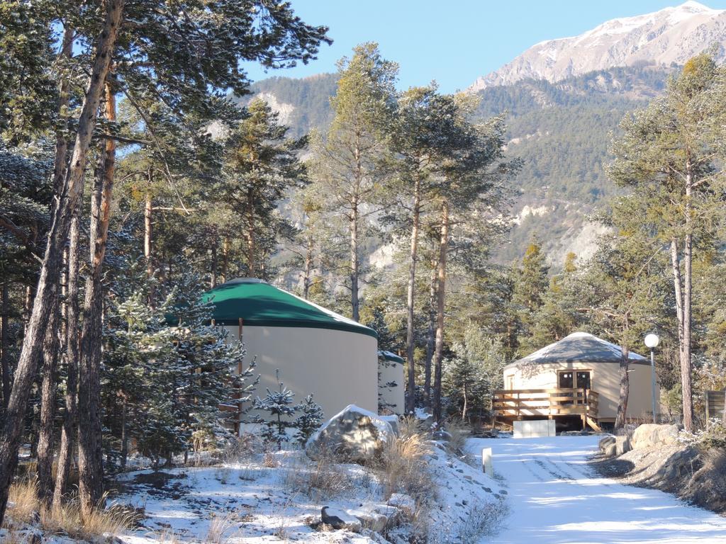 Parc Residentiel De Loisir : Le Loup Blanc Du Riou Hotel Barcelonnette Bagian luar foto