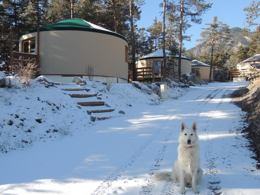 Parc Residentiel De Loisir : Le Loup Blanc Du Riou Hotel Barcelonnette Bagian luar foto